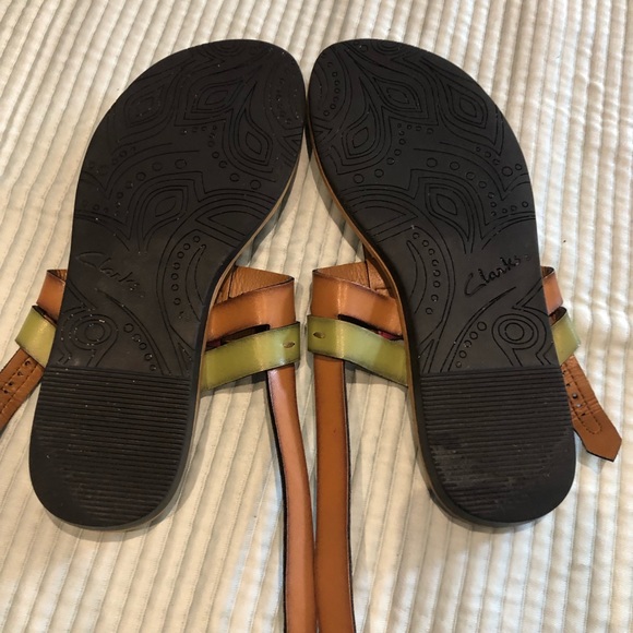 Clarks tan thong sandal double strapped with side closure size 6 - Picture 7 of 7